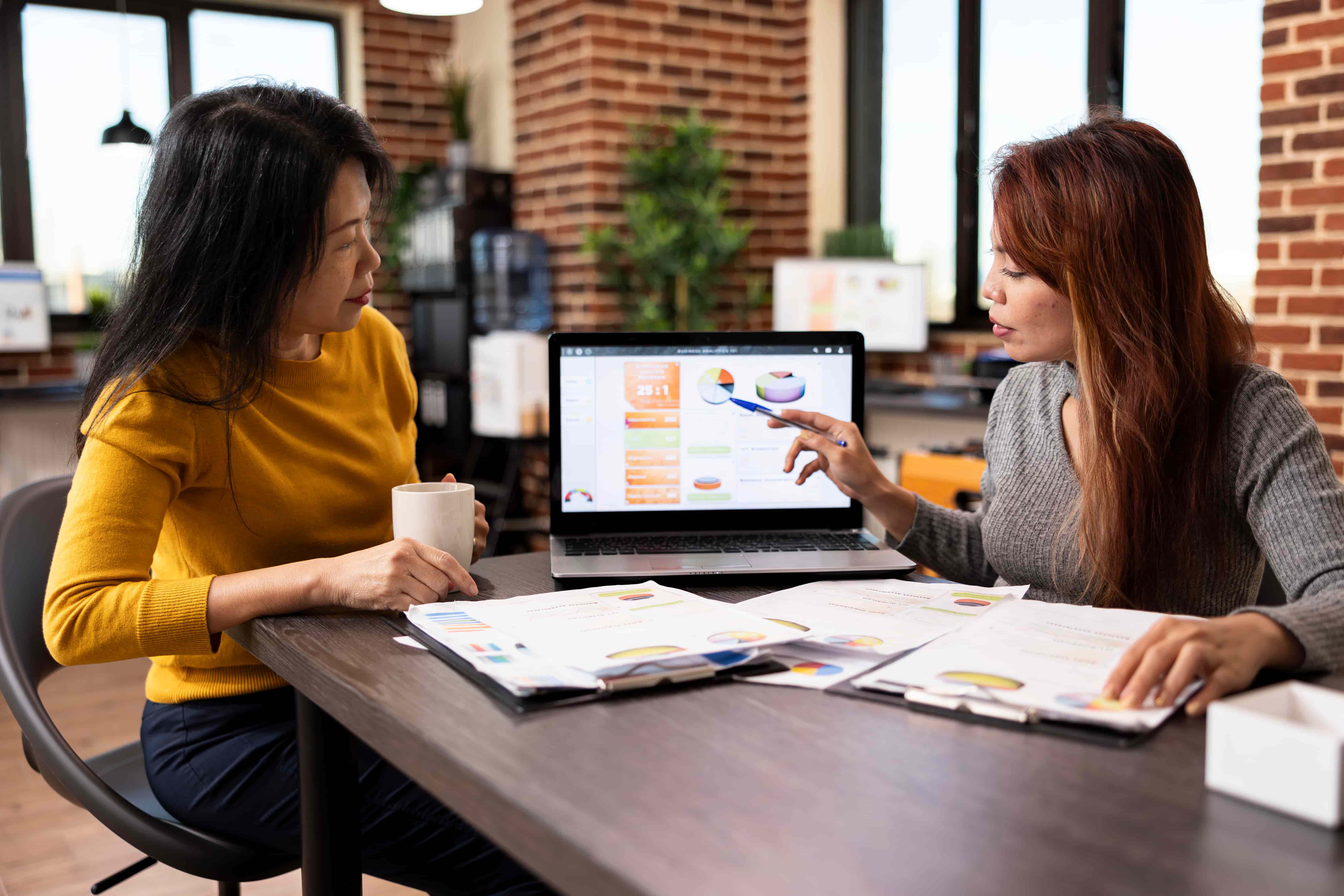 A people manager talking through a decision with a colleague
